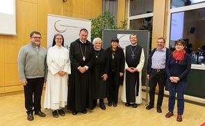 Der neue Vorstand (v. l.): .):  P. Siegfried Kettner, Sr. Franziska Madl, Erzabt Korbinian Birnbacher, Sr. Cordula Kreinecker, Sr. Susanne Krendelsberger, Abt Reinhold Dessl, P. Stephan Dähler, Sr. Hemma Jaschke.