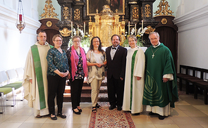 v. l.: Pfarrmoderator Dieter Reutershahn, Petra Schönauer, Mathilde Leeb, Doris und Christian Müller-Guttenbrunn, Pfarrassistentin Ursula Jahn-Howorka, Generalvikar Severin Lederhilger
