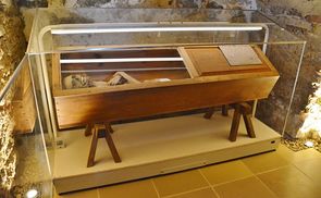 Die Mumie des „Luftg’selchten Pfarrers“ in der Gruft der Pfarrkirche St. Thomas am Blasenstein