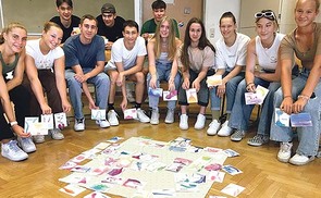 Mit Hilfe der „Schatzkarten“ teilen die Schüler:innen der 9LA (Leistungssportklasse) ihre Ferienerfahrungen untereinander und mit ihrem Religionslehrer.