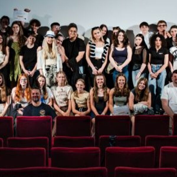 Alle Teilnehmer:innen an der Filmgala auf einem Bild / HERMANN ERBER Alle Teilnehmer:innen an der Filmgala auf einem Bild