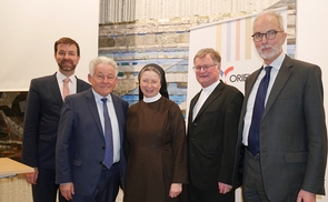 V. l.: Bernd Mussinghoff (Generalsekretär PRO ORIENTE), Josef Pühringer (Vorsitzender PRO ORIENTE Sektion Linz), Sr. Barbara Lehner (Generaloberin Elisabethinen Linz-Wien), Bischof Manfred Scheuer und Alfons M. Kloss (Präsident PRO ORIENTE)