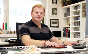 Diakon Christian Bachinger in seinem Büro in der XXX-Lutz-Zentrale Wels.