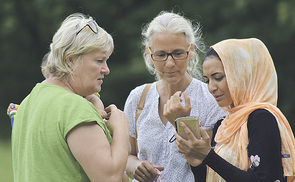 v.l. Maria Bindreiter und Gisela Binder im Gespräch mit einer Asylwerberin.