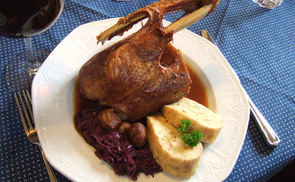 Martinigansl mit Blaukraut und Serviettenknödel. © Zyance/wikimedia.org/CC BY-SA 2.5