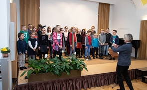 Der Kinder- und Jugendchor des Linzer Landestheaters unter Ursula Wincor begeisterte beim Themennachmittag zum Welttag der Kranken bei den Elisabethinen Linz.