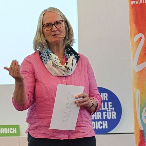 Margit Schmidinger / Gregor Kraftschik kfb oö-Vorsitzende Margit Schmidinger bei ihrem Impuls 'Sei gut zu dir, wir brauchen dich'