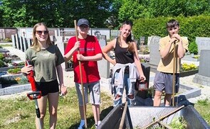 Timelkamer Firmlinge verschönerten den Friedhof