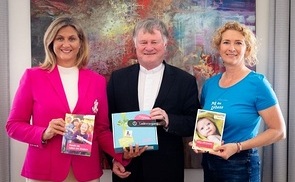 Tag des Lebens - Übergabe der Familienbox an Bischof Dr. Manfred Scheue