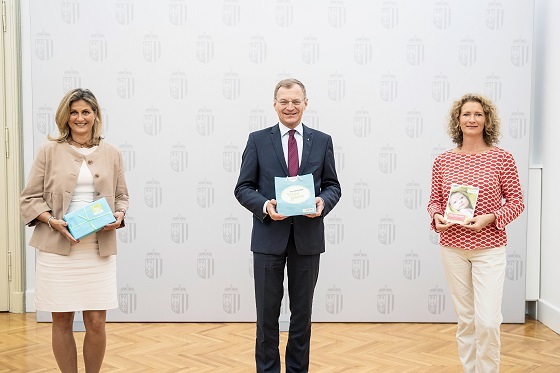 Übergabe Überraschungspackerl an LH Stelzer