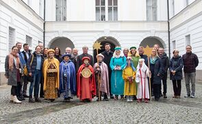 Königlicher Besuch aus der Linzer Dompfarre und aus der Pfarrgemeinde Urfahr-Christkönig bei Bischof Manfred Scheuer im Linzer Bischofshof. 