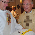 Pfarrprovisor Pachinger (rechts) überreichte Diakon Kumpfmüller den Kirchenschlüssel. / Seiringer Pfarrprovisor Pachinger (rechts) überreichte Diakon Kumpfmüller den Kirchenschlüssel.
