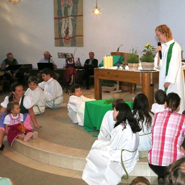 Seelsorgerin Eva mit Kindern beim Gottesdienst in der Kirche