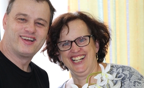 Ein glückliches Paar: Michael Wilhelm (50), bekannt als „Biwi“ und Brigitte Niedermaier (50) aus der Caritas-Einrichtung St. Pius.