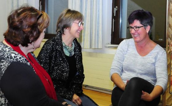 Frauen bei einer Bildungsveranstaltung der kfb oö  im Austausch