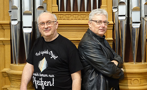 Wolfgang Kreuzhuber (links) und Rudolf Habringer (rechts) „umgeben von lauter Pfeifen“