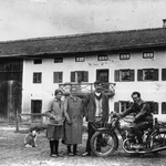 Franz nach seiner Rückkehr aus der Steiermark, er besitzt das erste Motorrad im Dorf. v.l: Ziehschwester Aloisia, Mutter Rosalia, Adoptivvater Heinrich Jägerstätter, Franz und Gast. © Diözese Linz/Maria Dammer