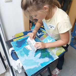 Kunstvolle Regenbogenfische in der Bibliothek Roitham